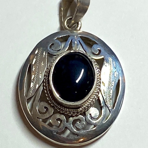 Elegant Silver and Black Pendant Necklace - Picture 1 of 7